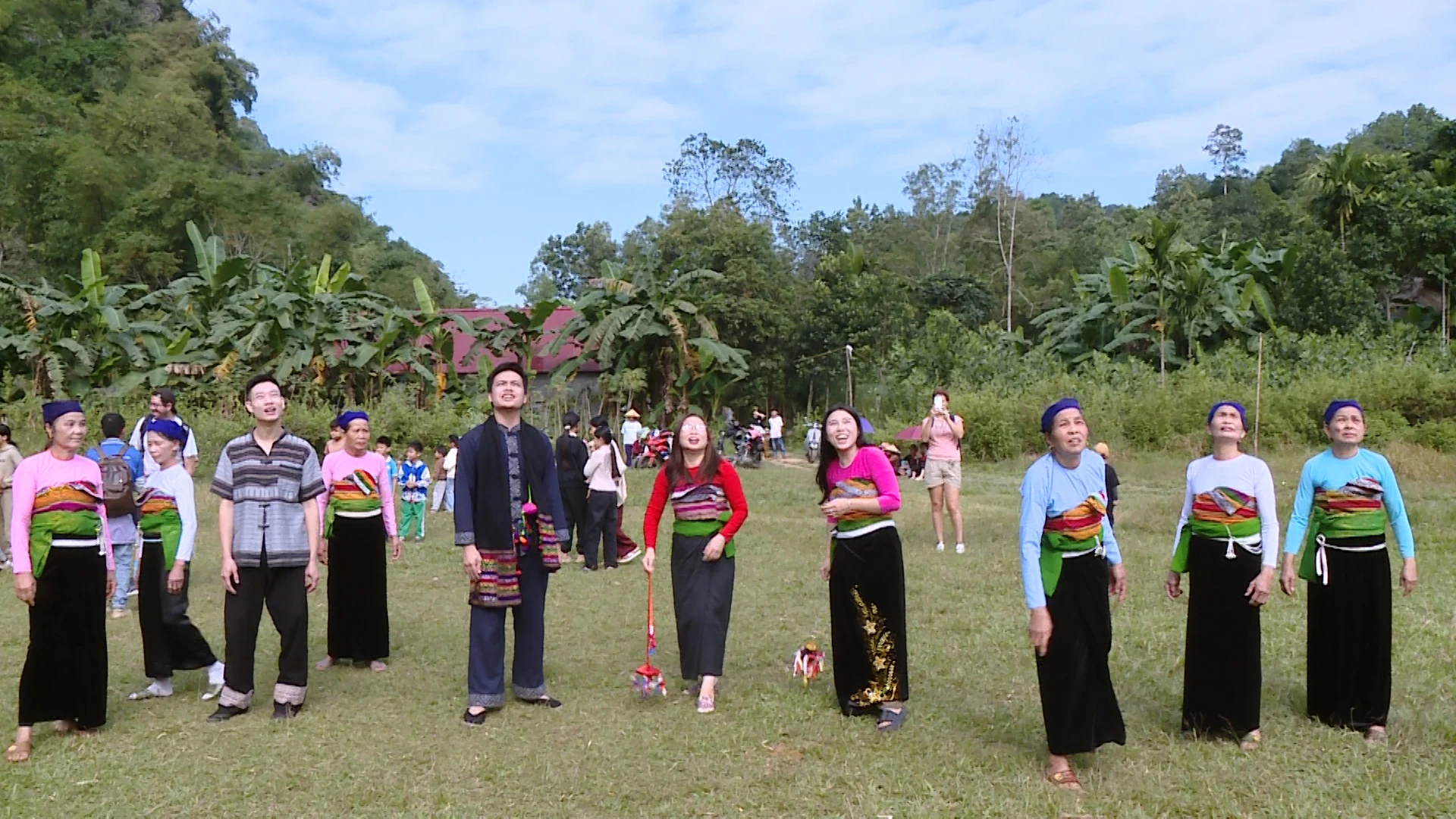 Ngày xuân về với hội ném còn bản Thái