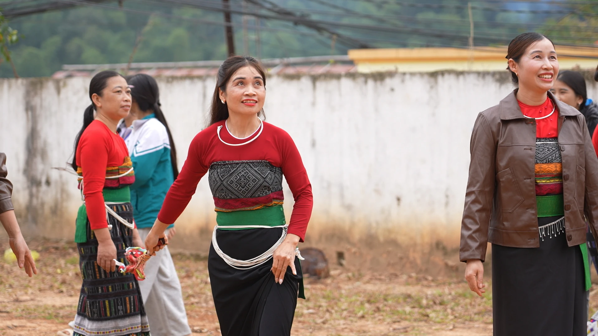 Ngày xuân về với hội ném còn bản Thái