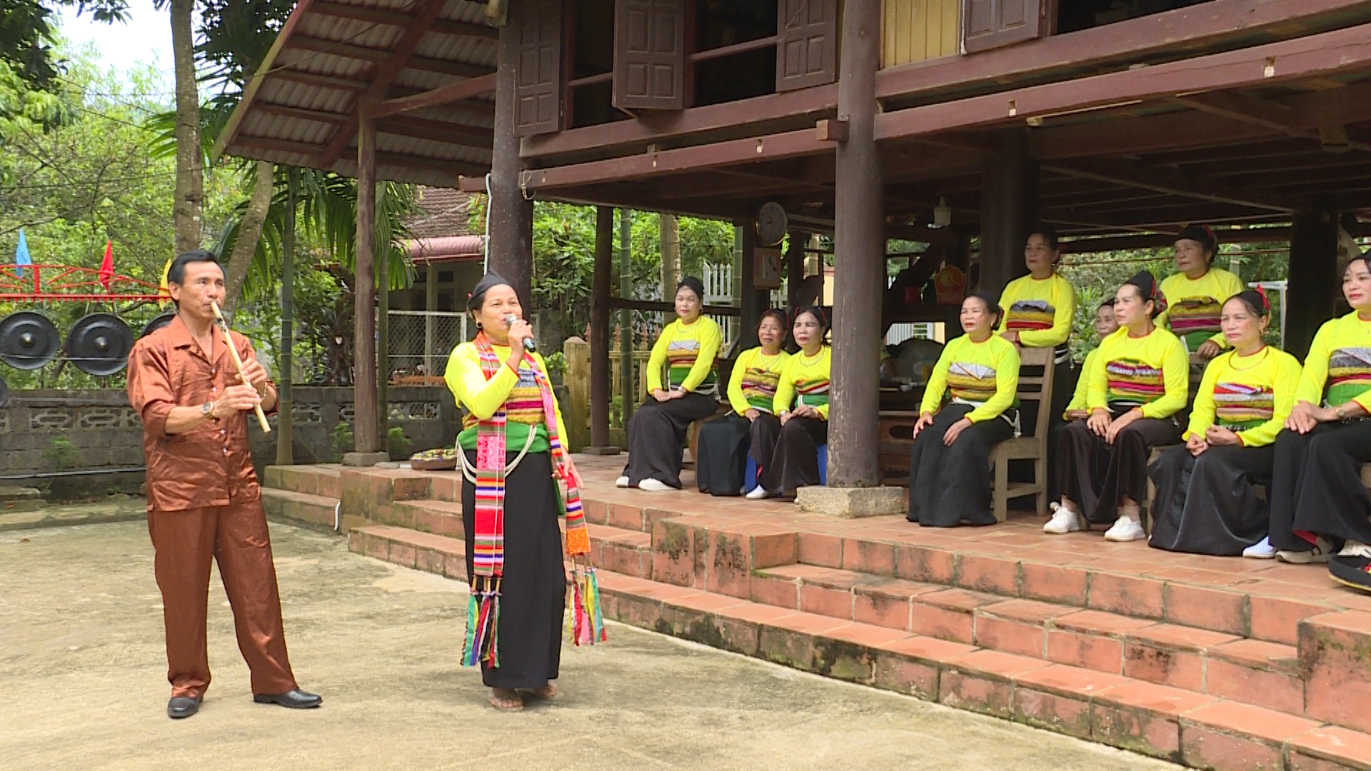 Nghệ nhân Lê Thị Hương: Người “tiếp lửa” văn hóa truyền thống