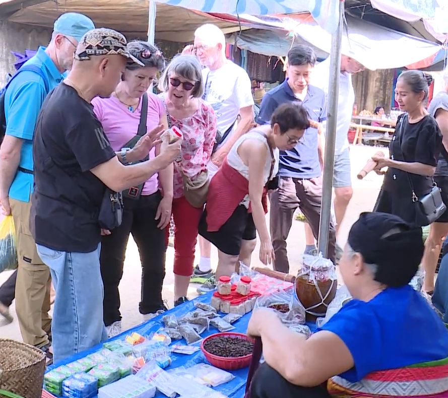 Xuống chợ ngày xuân