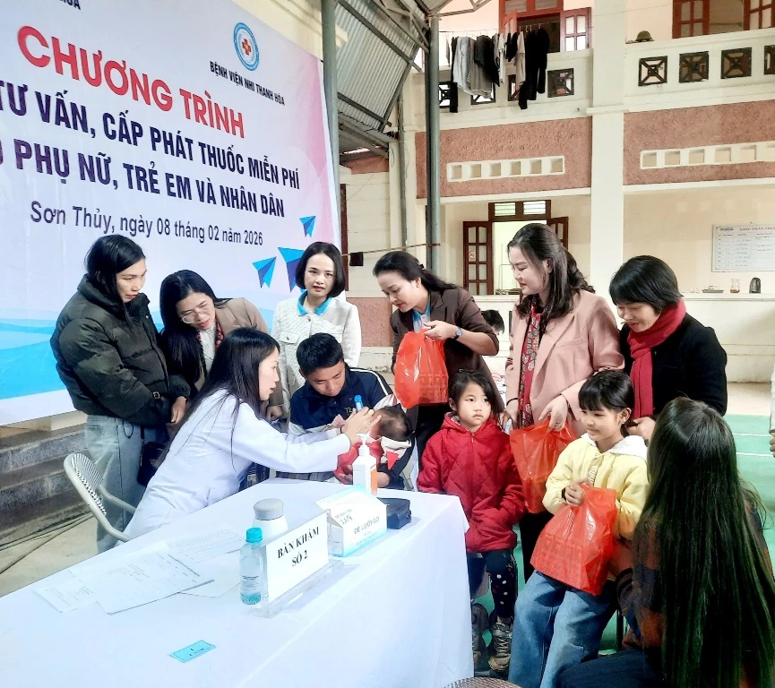 Nữ công Bệnh viện Nhi Thanh Hóa: Khám, tư vấn, cấp phát thuốc miễn phí cho 350 phụ nữ, trẻ em và Nhân dân xã Sơn Thuỷ