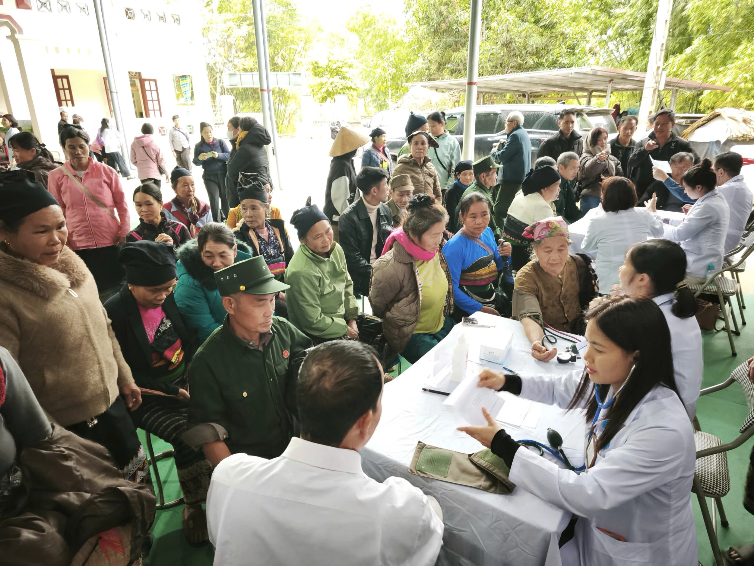 Nữ công Bệnh viện Nhi Thanh Hóa: Khám, tư vấn, cấp phát thuốc miễn phí cho 350 phụ nữ, trẻ em và Nhân dân xã Sơn Thuỷ