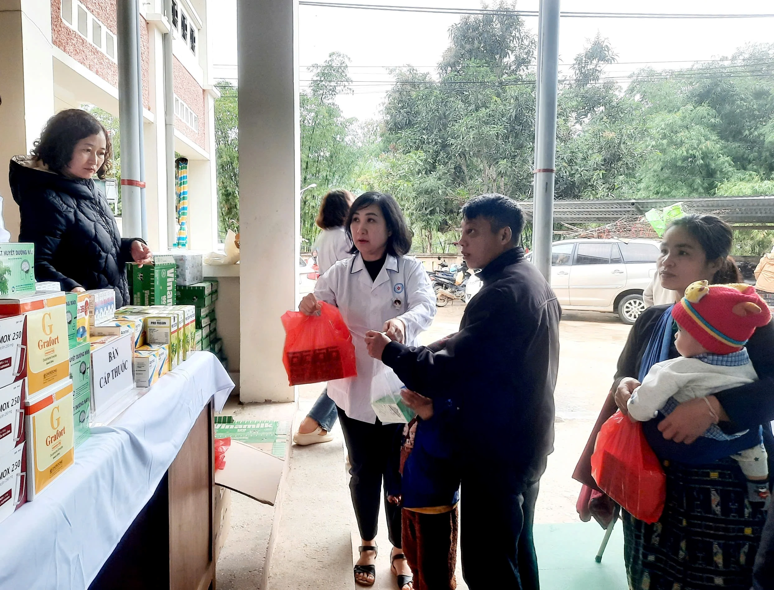 Nữ công Bệnh viện Nhi Thanh Hóa: Khám, tư vấn, cấp phát thuốc miễn phí cho 350 phụ nữ, trẻ em và Nhân dân xã Sơn Thuỷ