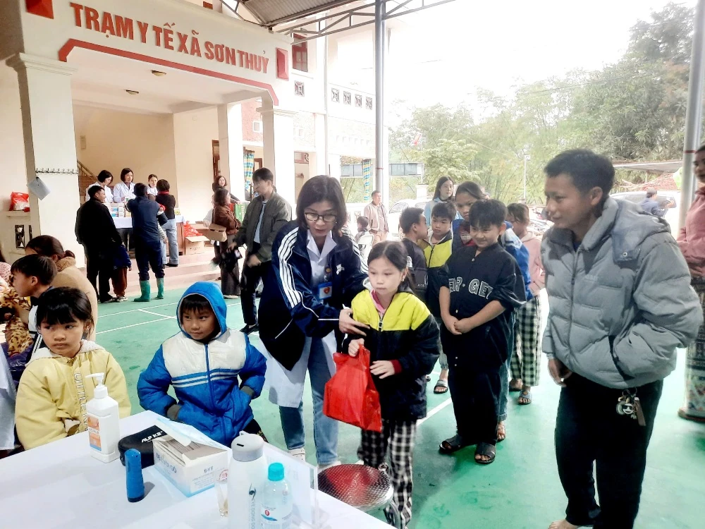 Nữ công Bệnh viện Nhi Thanh Hóa: Khám, tư vấn, cấp phát thuốc miễn phí cho 350 phụ nữ, trẻ em và Nhân dân xã Sơn Thuỷ