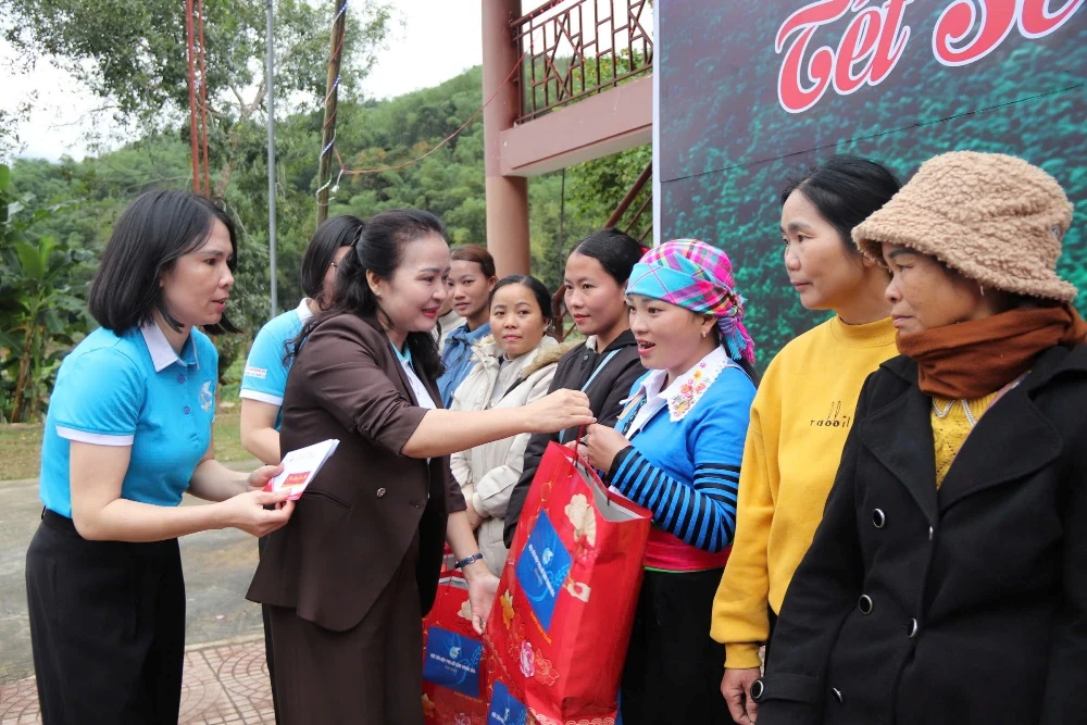 Ấm lòng phụ nữ biên cương