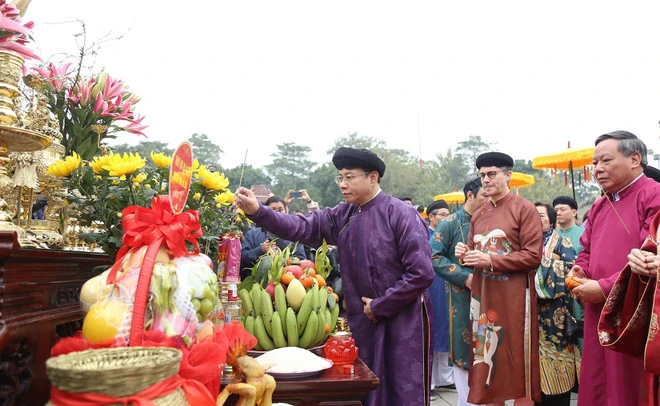 Các nhà ngoại giao tìm hiểu về nghi lễ đón Tết cổ truyền tại Hoàng thành Thăng Long