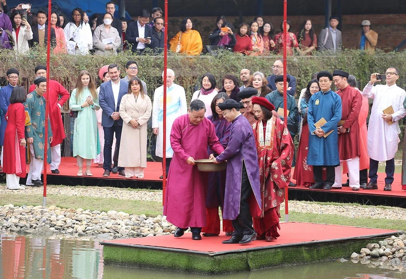 Các nhà ngoại giao tìm hiểu về nghi lễ đón Tết cổ truyền tại Hoàng thành Thăng Long