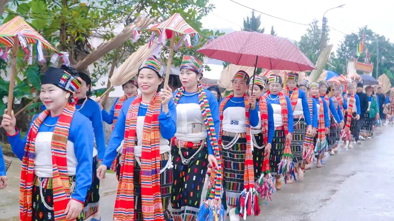 Về Xuân Du trẩy hội Sết Boóc Mạy