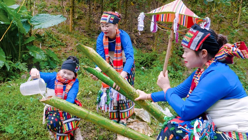 Về Xuân Du trẩy hội Sết Boóc Mạy