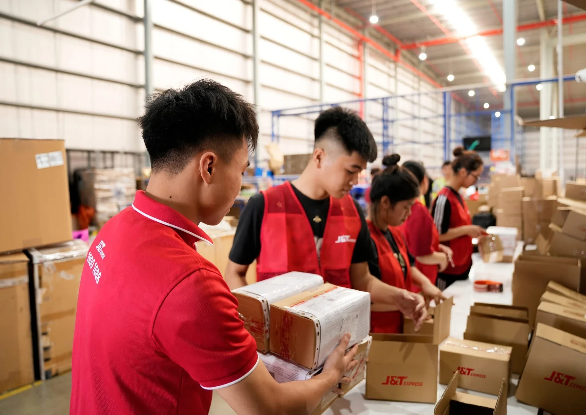 Lao động thời vụ dịp Tết: Thu nhập lên đến hàng chục triệu đồng