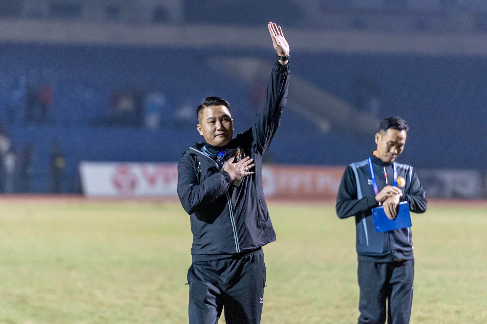 “Bầu” Đệ tặng 300 triệu đồng động viên CLB Thanh Hóa