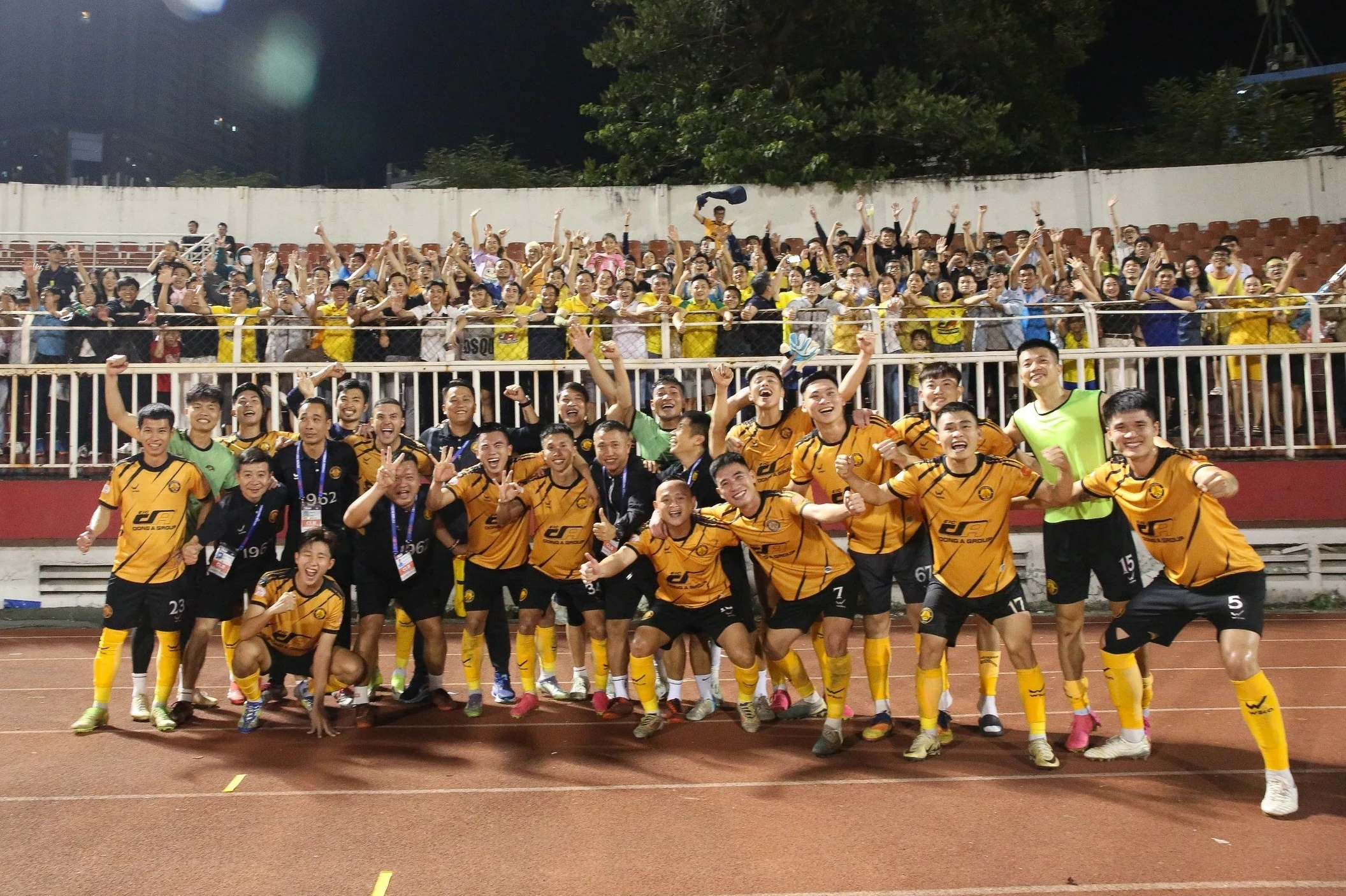 “Bầu” Đệ tặng 300 triệu đồng động viên CLB Thanh Hóa