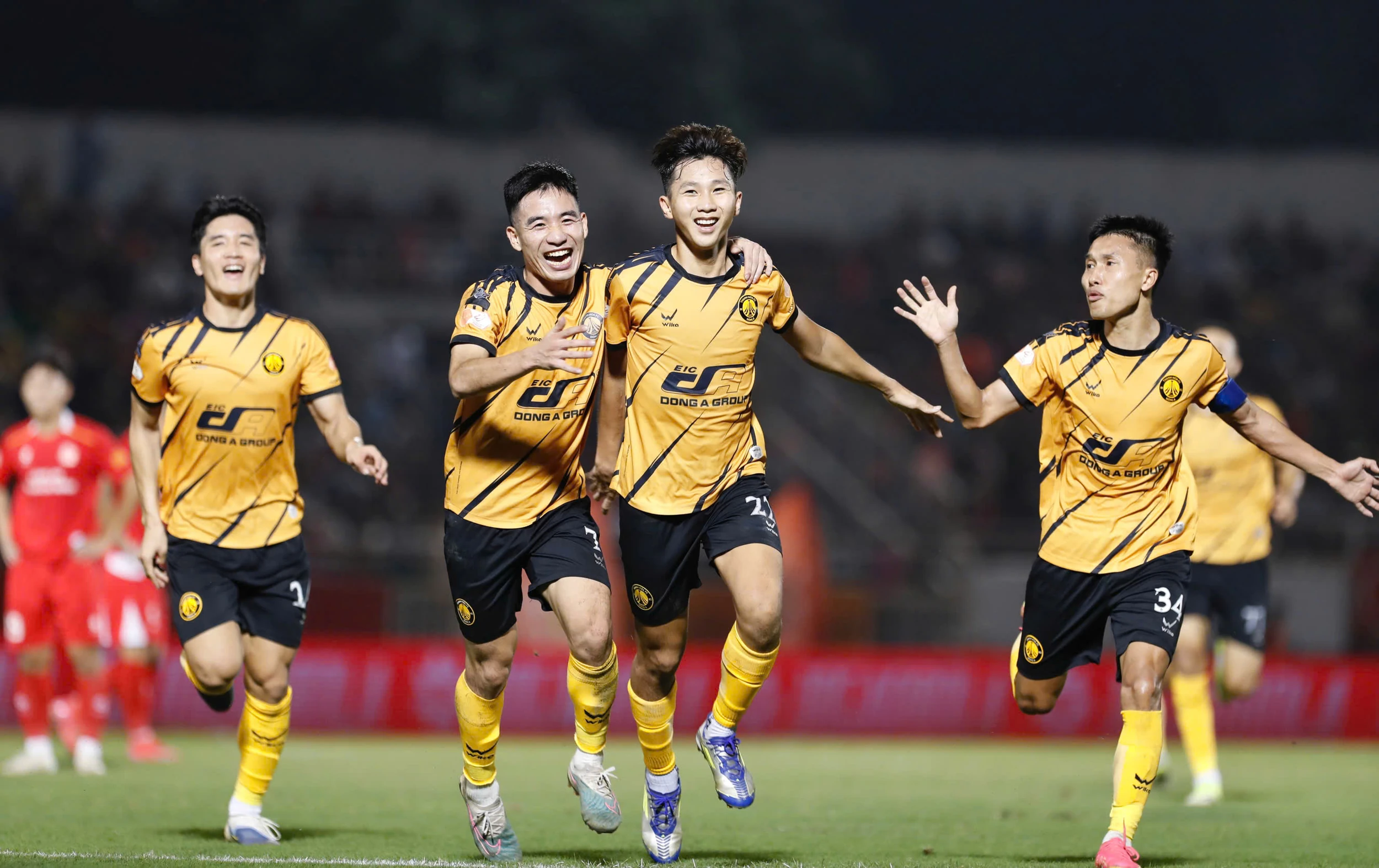 “Bầu” Đệ tặng 300 triệu đồng động viên CLB Thanh Hóa