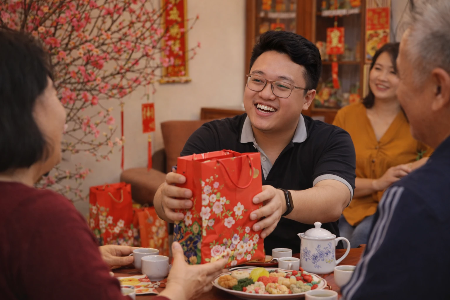 Tết và những câu hỏi quen thuộc: Cười sao cho qua, sống sao cho nhẹ?