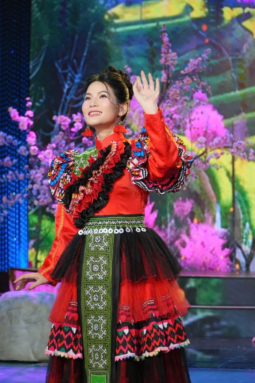 Ca sĩ Hoàng Yến: “Khi hát bằng tất cả trái tim mình - sẽ như một cách gửi thương nhớ về với quê hương”