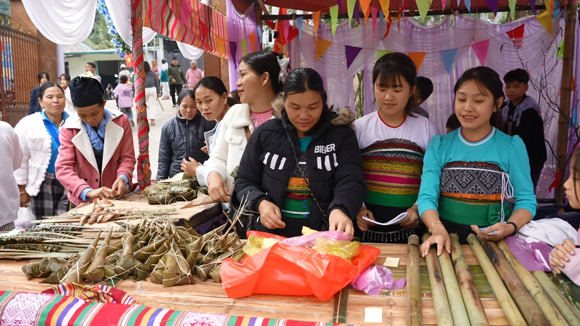 Rộn ràng chợ xuân vùng biên Sơn Điện