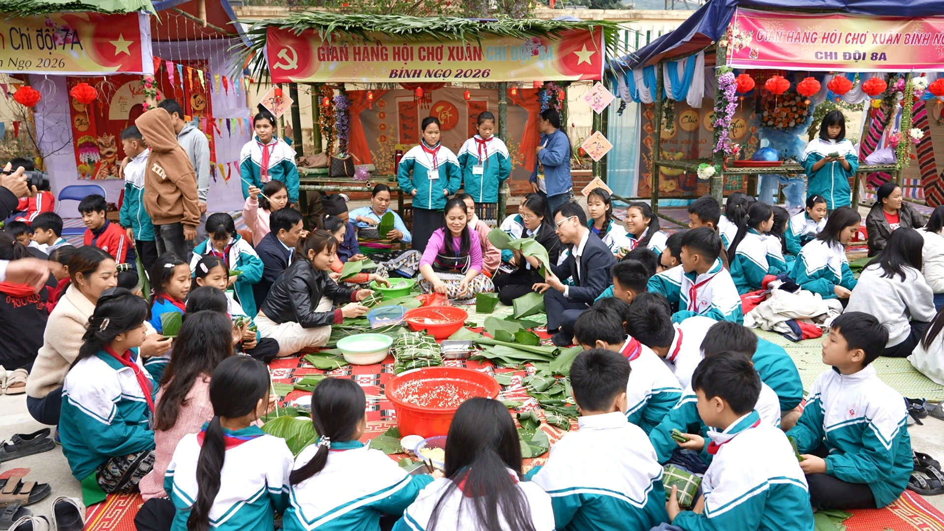 Rộn ràng chợ xuân vùng biên Sơn Điện