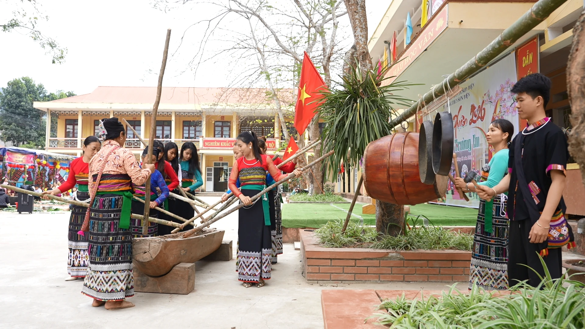 Rộn ràng chợ xuân vùng biên Sơn Điện