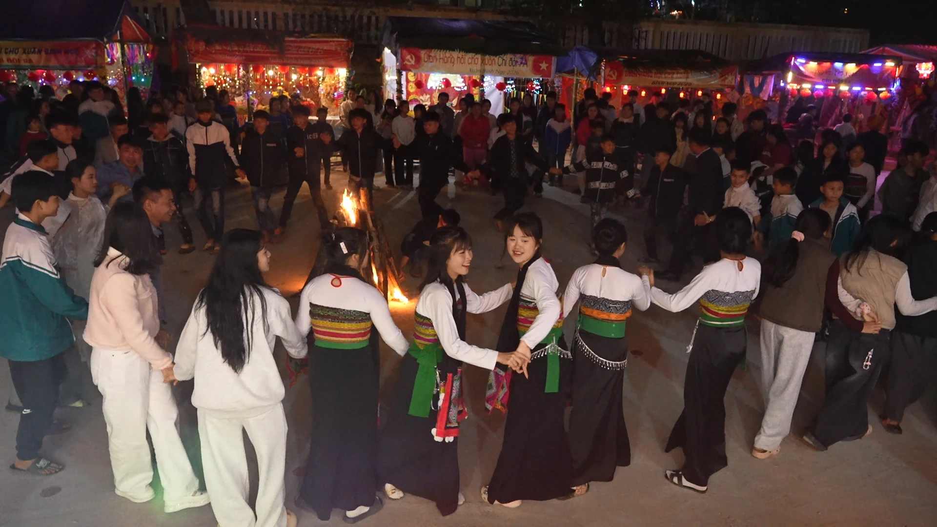 Rộn ràng chợ xuân vùng biên Sơn Điện