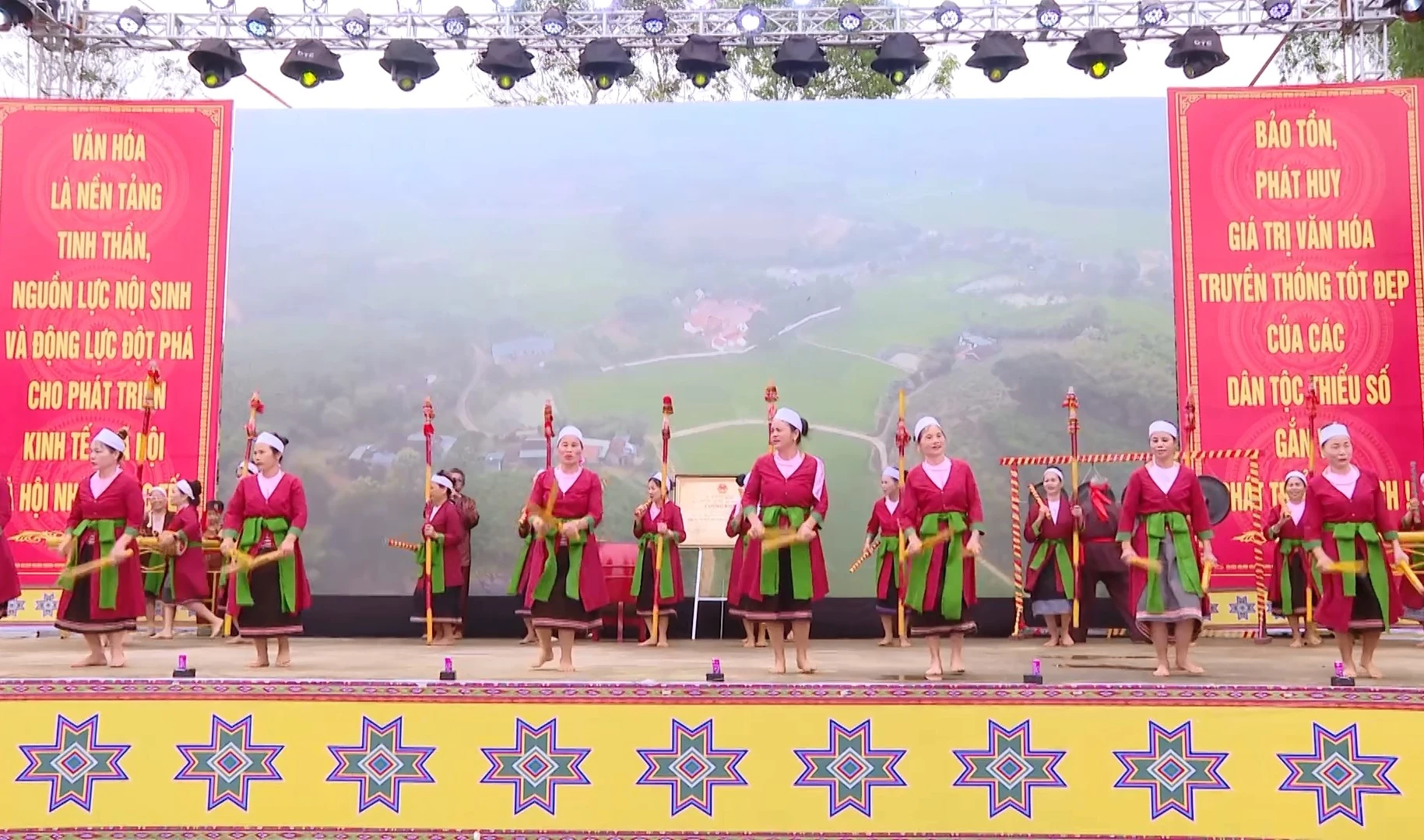 Xuân về bản Thổ