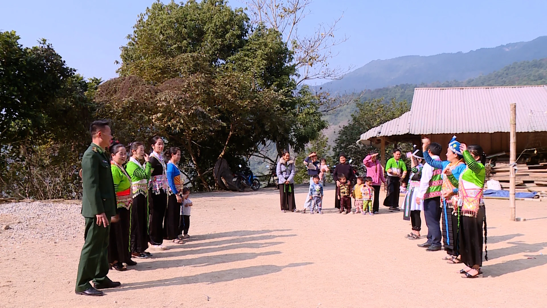 Rộn ràng không khí Tết của người Mông ở bản Pù Đứa