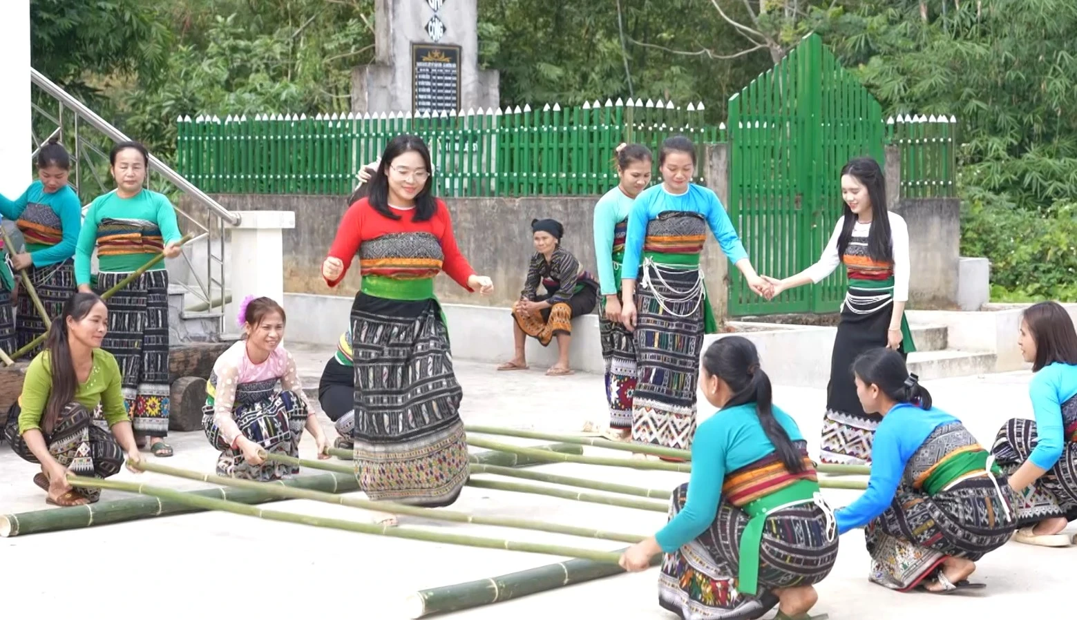 [E-Magazine]: Rộn ràng Tết bản Thái