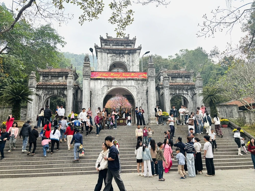 Rộn ràng du xuân đền Bà Triệu