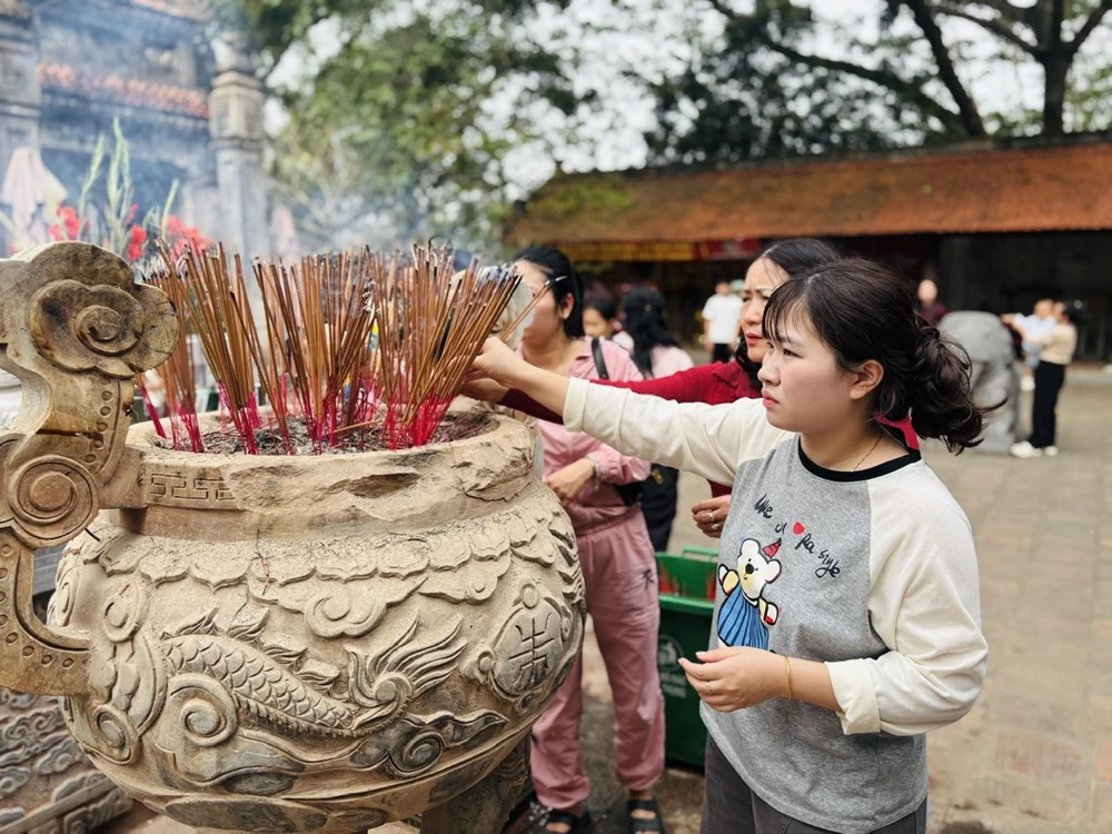 Rộn ràng du xuân đền Bà Triệu
