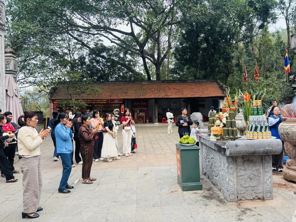 Rộn ràng du xuân đền Bà Triệu