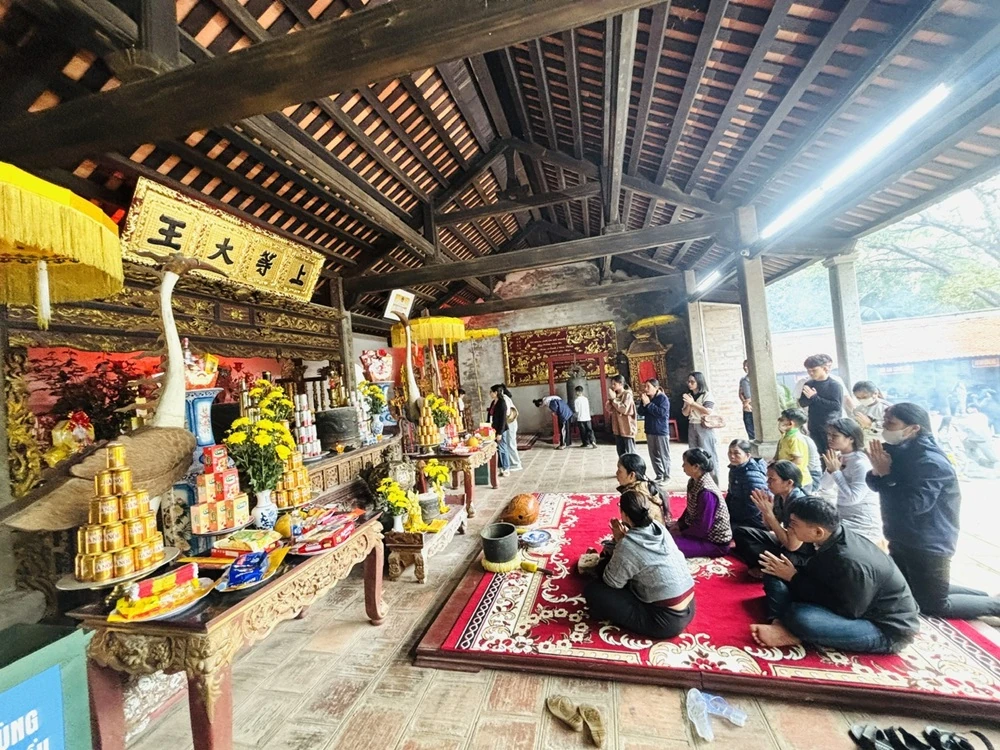 Rộn ràng du xuân đền Bà Triệu