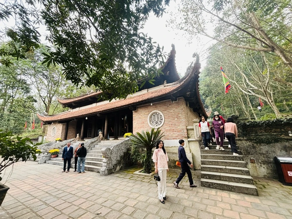 Rộn ràng du xuân đền Bà Triệu