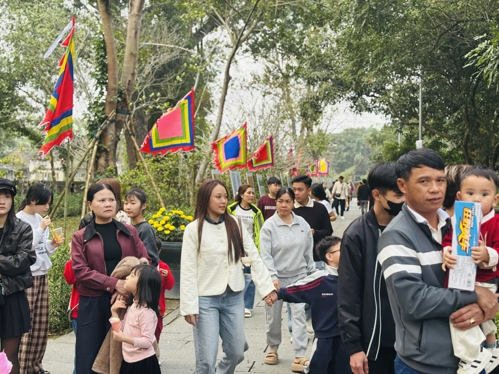 Rộn ràng du xuân đền Bà Triệu