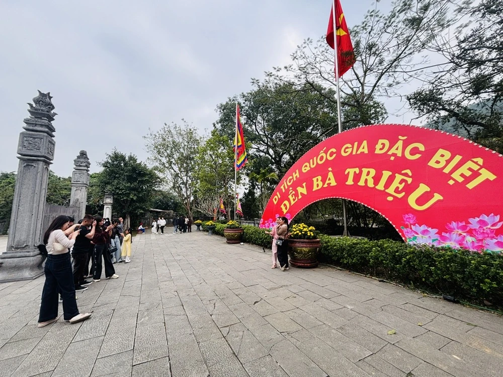 Rộn ràng du xuân đền Bà Triệu