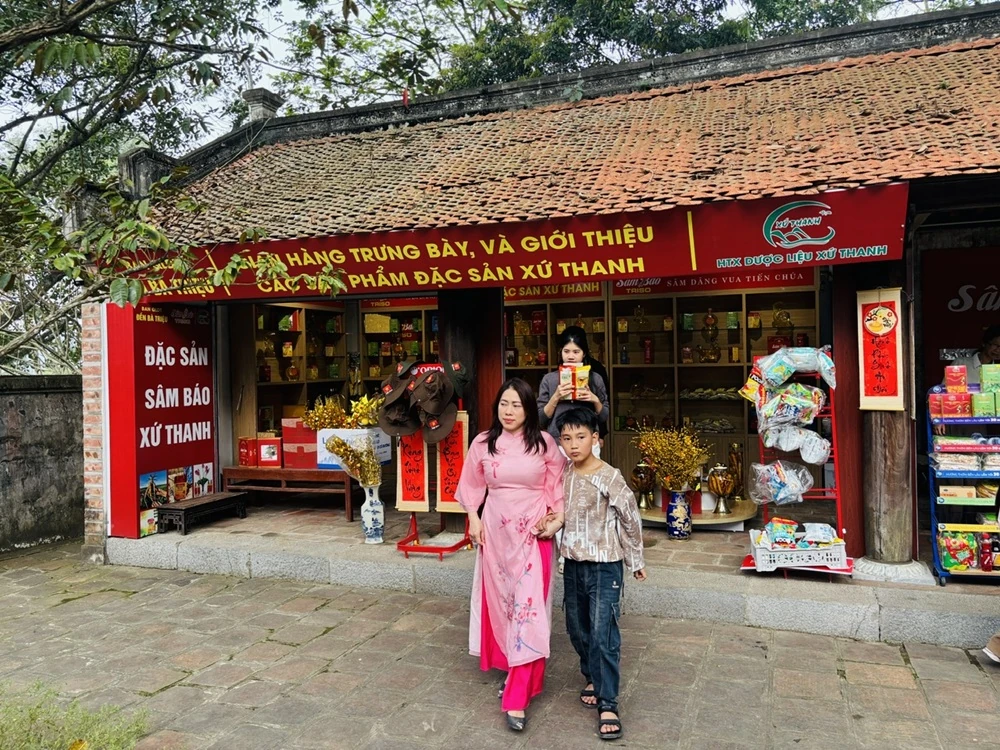 Rộn ràng du xuân đền Bà Triệu