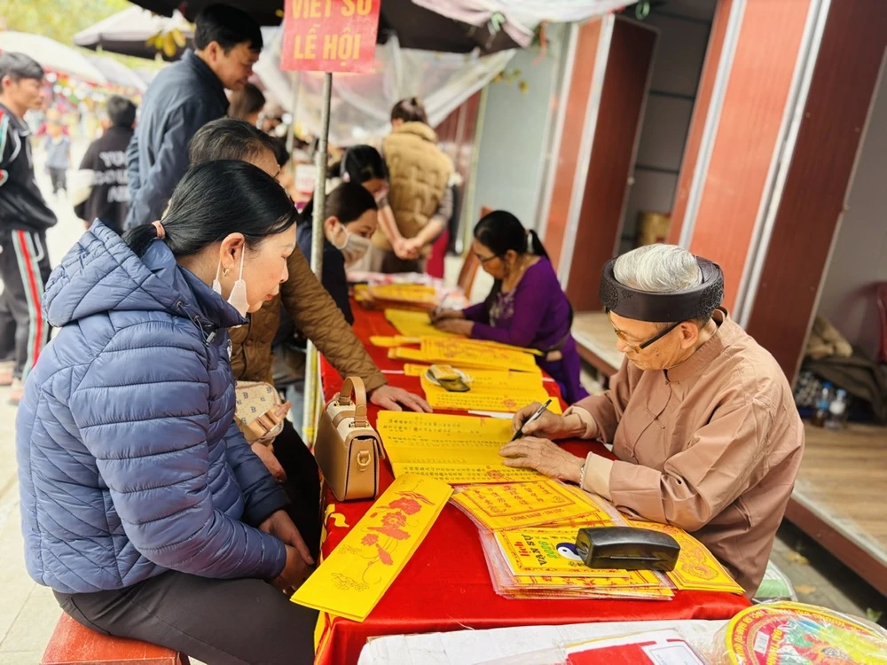 Rộn ràng du xuân đền Bà Triệu