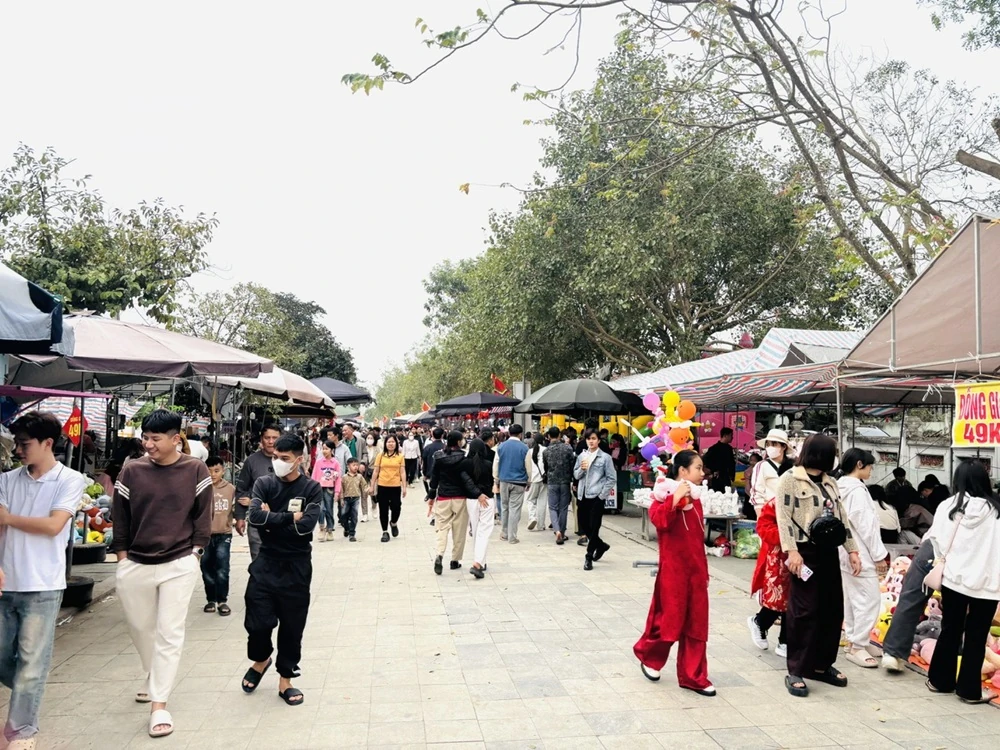 Rộn ràng du xuân đền Bà Triệu