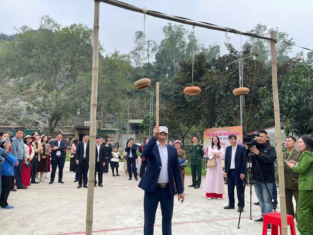 Vui Tết làng cổ với trò chơi dân gian