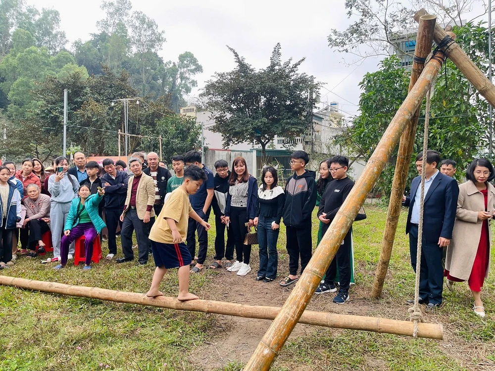 Vui Tết làng cổ với trò chơi dân gian