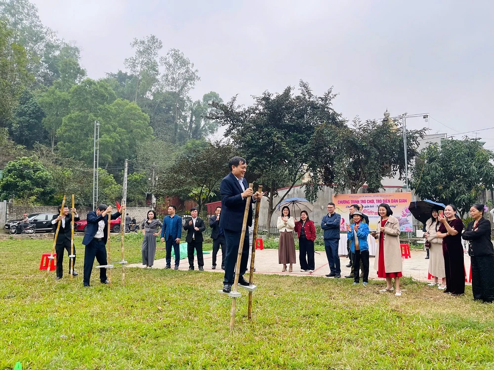 Vui Tết làng cổ với trò chơi dân gian