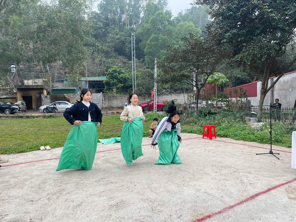 Vui Tết làng cổ với trò chơi dân gian