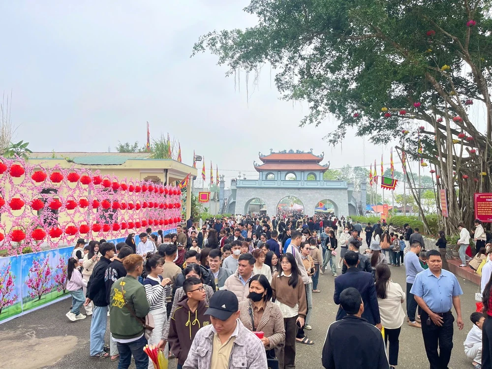 Di tích Phủ Na rộn ràng đón khách tham quan