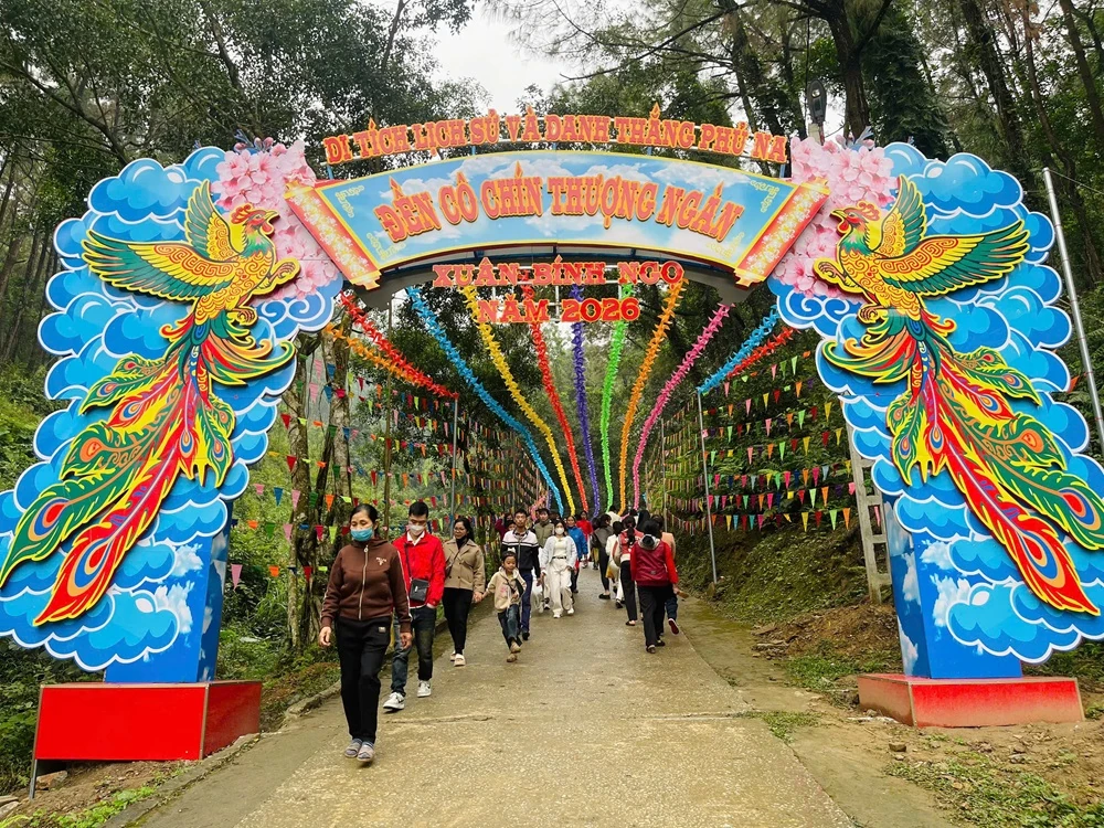 Di tích Phủ Na rộn ràng đón khách tham quan