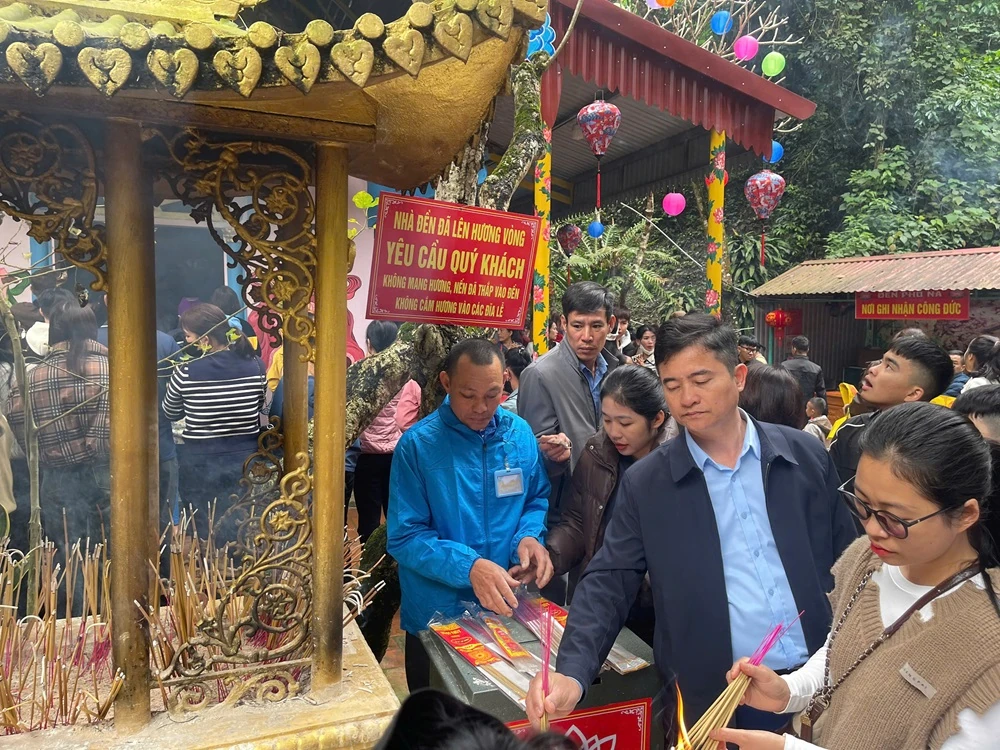 Di tích Phủ Na rộn ràng đón khách tham quan