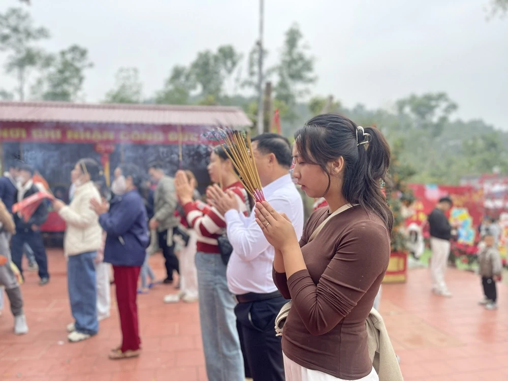 Di tích Phủ Na rộn ràng đón khách tham quan