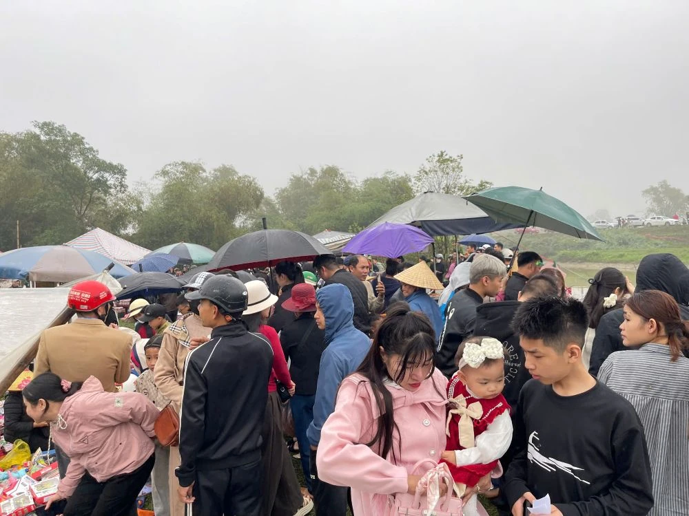 Chợ Chuộng mùng 6: Rộn ràng mua may đầu xuân