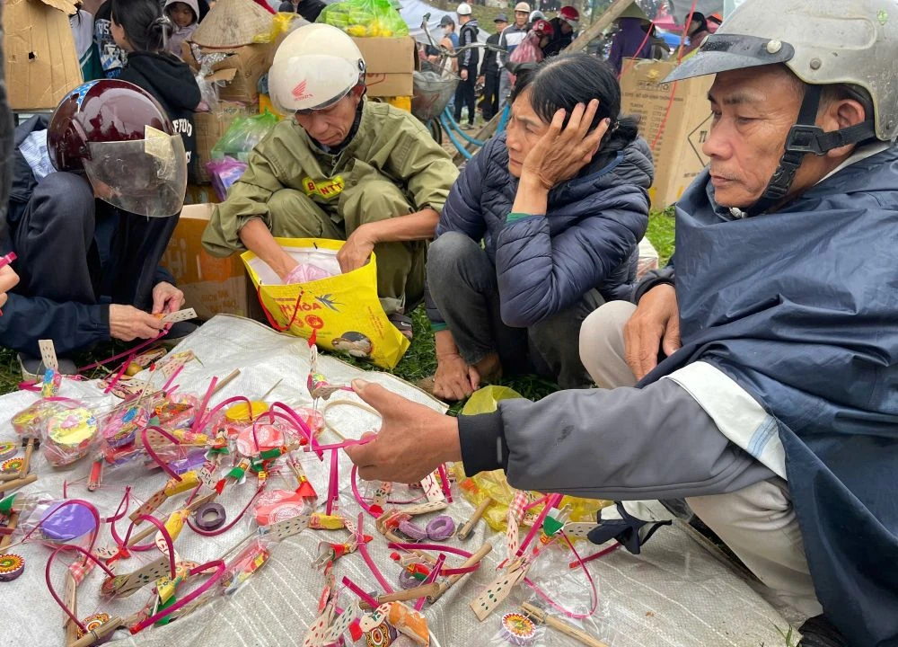 Chợ Chuộng mùng 6: Rộn ràng mua may đầu xuân