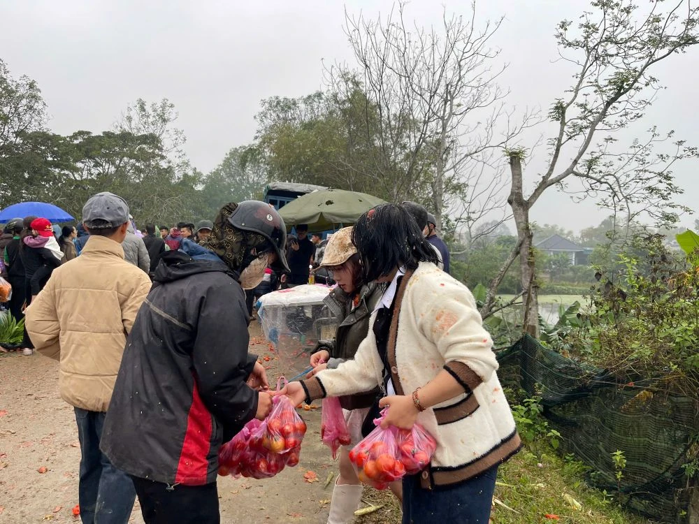 Chợ Chuộng mùng 6: Rộn ràng mua may đầu xuân