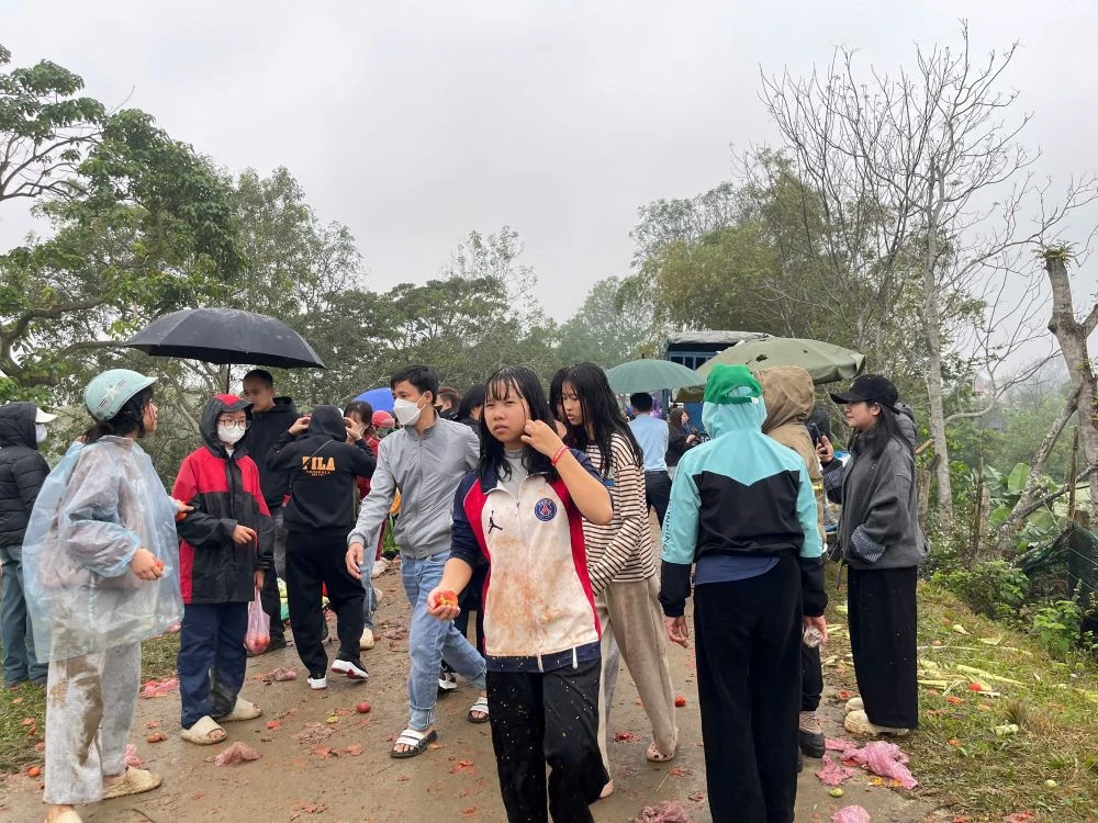 Chợ Chuộng mùng 6: Rộn ràng mua may đầu xuân