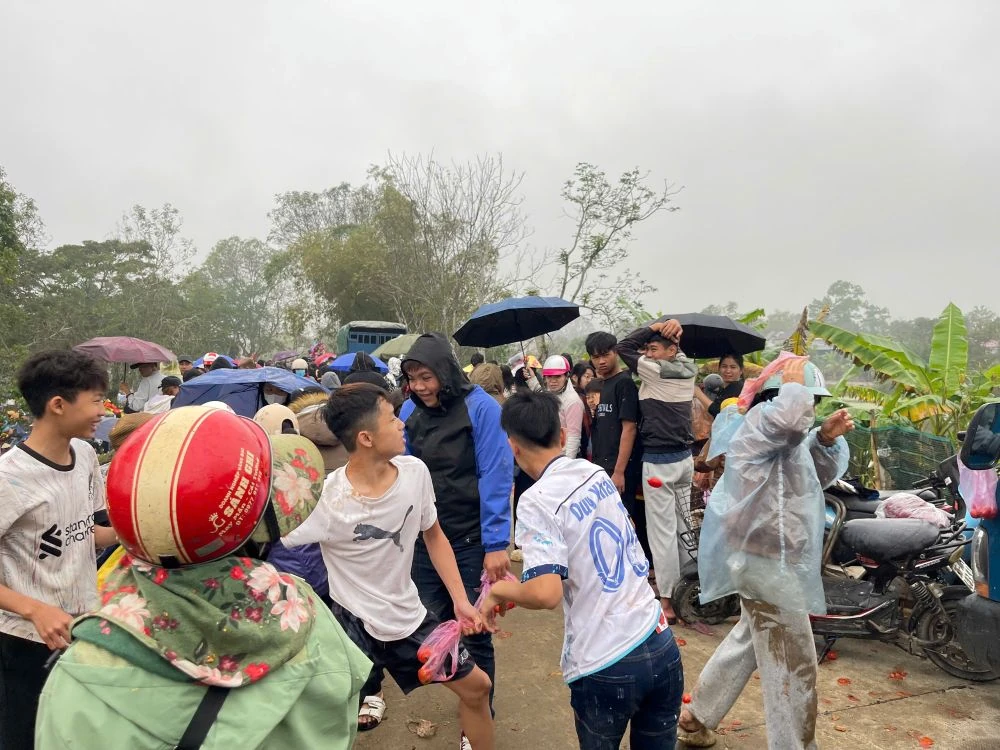 Chợ Chuộng mùng 6: Rộn ràng mua may đầu xuân