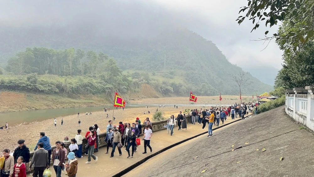 Đầu xuân đi lễ Cửa Đạt